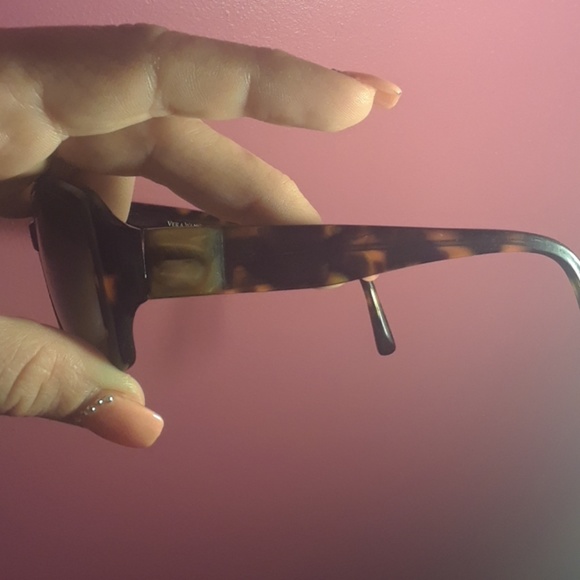 Authentic Vera Wang sun glasses. - Picture 2 of 4